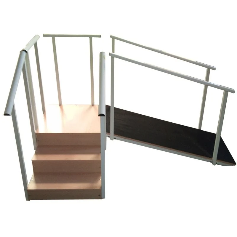 Escalera de tres peldaños para rehabilitación con rampa con barandillas fijas